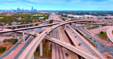 Büyük şehirdeki çok katlı kompleks kavşağın görüntüleri. Şehre gündüz vakti arabalar inip çıkıyorlar. Hava görünümü.