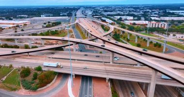 Canlı, çok katlı kavşağın üzerinde uçuyor. Geniş şehir perspektifi geniş yol ile kesişiyor..