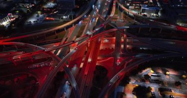 Karmaşık yol kavşağında trafik yoğunken kırmızı ışık. Büyük şehirde gece manzaralı otobanlar ve trabzanlar.