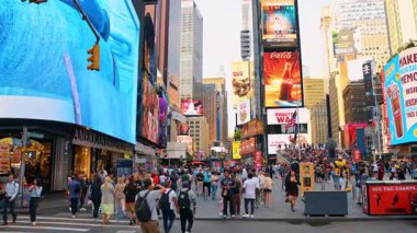 New York, ABD, 2 Ekim 2025: Times Square, New York, ABD. Ön cephedeki parlak ekranlarda ve reklam panolarında alçak açı görünümü.