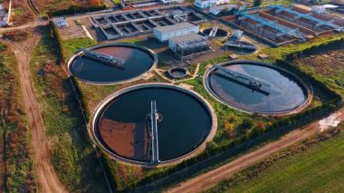 Kırsaldaki atık su arıtma tesisi. Kanalizasyon suyuyla birlikte yuvarlak rezervlerin yanında yükseliyor..