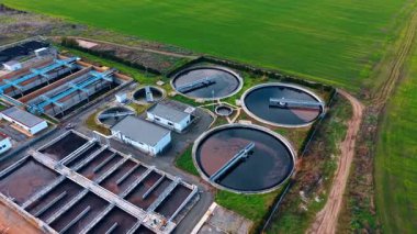 Atık suyla dolu çeşitli rezervler. Kırsal kesimde kanalizasyon suyu arıtma teknolojisi. Üst görünüm.