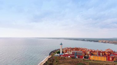 Aheloy Deniz Feneri ve renkli Marina Cape Oteli 'nin yakınlarından iniyoruz. Arka planda Karadeniz 'deki su manzarası. Burgaz, Bulgaristan.