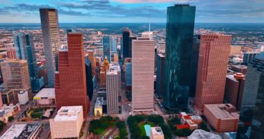Muhteşem gökdelenlerle çevrili parkın yakınına inin. Modern Houston şehir merkezi, Teksas, İHA 'dan ABD.