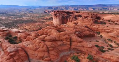 Ulusal Park Kızıl Kaya oluşumlarının hava görüntüsü. Sersemletici kırmızı kumtaşı oluşumları, çöl manzarası ve açık mavi gökyüzünün altında uzak mesafeler..