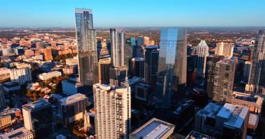 Austin, ABD, 21 Kasım 2025: Modern Austin, Teksas, ABD 'de çeşitli mimari. Gün batımında şehir manzarası üzerinde İHA görüntüleri.