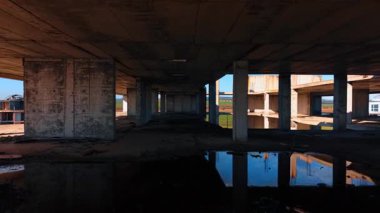 İnşaatın ortasında terk edilmiş binanın içinde. İHA görüntüleri, inşaat alanındaki tamamlanmamış binayla diğer yapılar arasındaki mesafeyi gösteriyor..