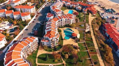 Çeşitli stil ve tasarım çeşitliliğine sahip birden fazla modern otelle bölgenin üzerinde uçuyor. Bulgaristan 'ın Karadeniz kıyısındaki tatil beldesi.