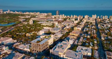 Güneşli Miami, Florida 'nın yemyeşil manzarası. İHA görüntüleri gün batımında pitoresk şehrin üzerinde.