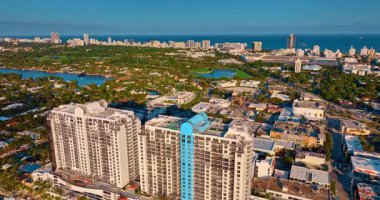 Miami, Florida, ABD 'nin parlak güneşli şehir manzarasında yemyeşil. Modern lüks yatlar ve tekneler rıhtımlarda. Üst görünüm.