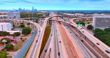 Birçok arabası olan modern şehir otoyolu. İnsansız hava aracı görüntülerinden gündüz vakti otomatik ekspres yolu meşgul.