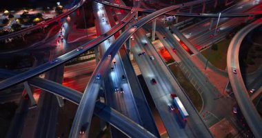 Tramvaylarda ve otoyollarda farları açık araba akıntıları. Gece yoğun trafik ile kavşağa uzaklık.