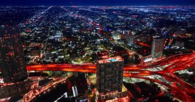 Sarmaş dolaş, kırmızı ışık ve yoğun trafik ile sarmaş sarmala yaklaşıyoruz. Miami, Florida, ABD 'nin engin kentsel manzarası.