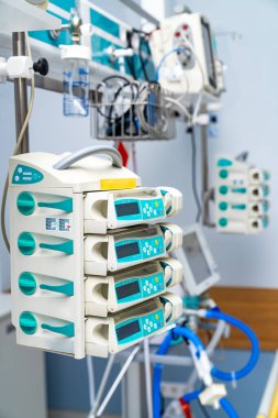 Tıbbi ekipmanlar hastane odasının duvarına yerleştirilmiş. Çoklu makineler hasta izleme ve tedavisini desteklemeye bağlıdır. Bu kurulum sağlık hizmetlerinde yaygındır..