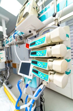 Ekipmanlar bir hastane odasına yerleştirildi. Hasta tedavisinde ve sağlık kontrolünde sağlık personeline yardımcı olmak üzere çeşitli serum pompaları ve bir monitör birlikte düzenlenmiştir..