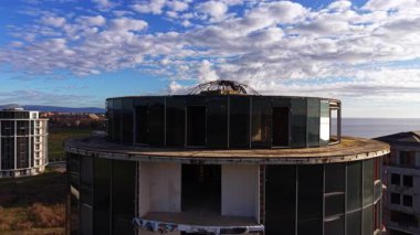 Üstü metal demiri olan yüksek katlı binanın Conus tasarımı. İnşaat alanındaki yapıların insansız hava aracı görüntüleri..