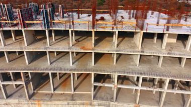 Çok katlı büyük binanın çerçevesi. Metal demirler üste yapışıyor. Müstakbel otelin üstündeki İHA görüntüleri.