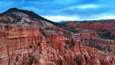 Sıra dışı ve tuhaf şekilli kırmızı kayaların şaşırtıcı yapısı. ABD 'nin Utah eyaletindeki Bryce Canyon Ulusal Parkı' nda insansız hava aracı görüntülerinden tuhaf kanyonlar..