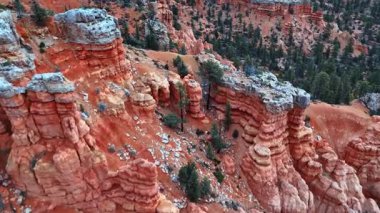 Kırmızı ve gri renkli kanyonlar ve tuhaf şekiller. ABD 'nin Utah eyaletindeki Bryce Canyon Ulusal Parkı üzerinde insansız hava aracı uçuşu..