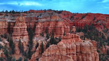 Sütun yapısının muhteşem kırmızı kanyonları. Yeşil çam ağaçları dağlarda yetişir. Utah, ABD 'nin çarpıcı kayalık manzarası.