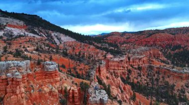 ABD 'nin Utah eyaletindeki Bryce Canyon Ulusal Parkı' nda çarpıcı kanyonlar üzerinde uçuş. Arkaplanda ağır kara bulutlar var..