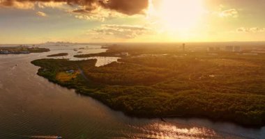 Yeşilliklerle kaplı güzel yeşil sulara uçuyorum. Batan güneş muhteşem manzarayı kamaştırıyor. Miami, ABD.