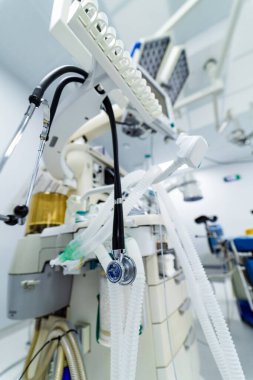 Steteskoplu anestezi makinesi hastanede. Nefes tüpleri ve steteskop ile anestezi çalışma istasyonunu kapatın.