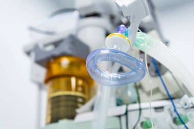 Anestezi sisteminde nefes alma devresi maskesi. Klinik işlemlerde kullanılan solunum cihazlarına yakından bak