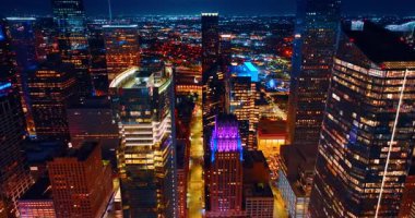 Houston, Teksas, ABD 'deki güzel, modern gökdelenler boyunca uçuş. Gece şehir manzarasının muhteşem aydınlanması.