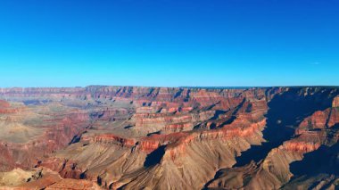 Arizona, ABD 'deki Büyük Kanyon' un muhteşem jeolojik oluşumları. Güneşli bir günde ünlü kayalık arazide insansız hava aracı görüntüleri..