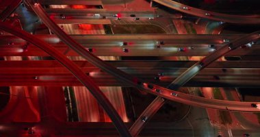 Modern kavşakta otoyollarda ve trabzanlardaki hareketli trafik. Geceleri havadan bakıldığında çok katlı bir kavşak..