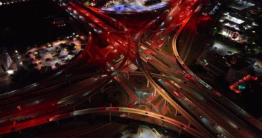 Araba akışı şehrin farklı taraflarına doğru hareket ediyor. Geceleri havadan bakıldığında kırmızı ışıkla yoğun bir kavşak.