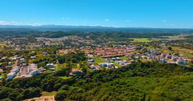 Güneşli bir günde Porto Riko 'nun pitoresk manzarası üzerinde uçmak. Turkuaz su manzarasında yemyeşil bir şehir manzarası.
