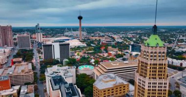 Şehir manzarasındaki gözlem kulesi restoranına doğru ilerliyoruz. The Tower of Americas, Hemisfair District, San Antonio şehir merkezi, Teksas, ABD.