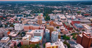 Tepesinde bir bayrak ile Tower Life Binası 'na yakın uçuyor. San Antonio, Teksas 'ın görkemli manzarası yemyeşil.