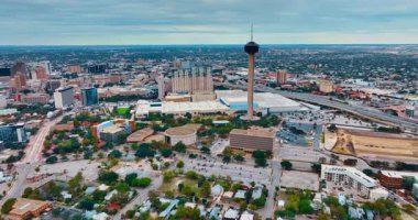 Amerika Birleşik Devletleri 'nin San Antonio şehir merkezindeki Hemisfair bölgesindeki Amerika Kulesi' ne uzaklık. Şehrin engin manzarası bulutlu bir günde.