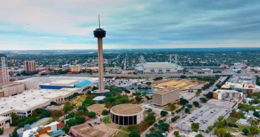 Bulutlu bir günde, San Antonio, Teksas 'ın merkezindeki Hemisfair bölgesinde uçuş. Gözetleme kulesi restoranı olan Amerika Kulesi 'nin manzarası.