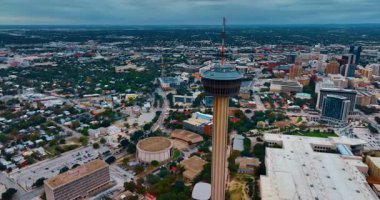 Amerika Kulesi 'nin gözlem güvertesi restoranından uzakta. San Antonio, Teksas, ABD 'nin uçsuz bucaksız yeşil şehir manzarası.
