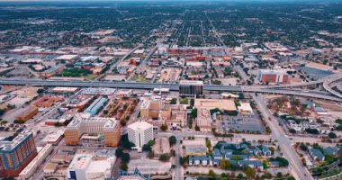San Antonio, Teksas, ABD 'nin merkez ve konuşma otobanındaki hareketli otobana yaklaşıyoruz. Gündüz vakti uçsuz bucaksız şehir manzarasına hava perspektifi.