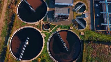 Atık suyla dolu büyük su depolarına yaklaşıyoruz. İHA görüntüleri modern kanalizasyon geri dönüşüm tesisi üzerinde.