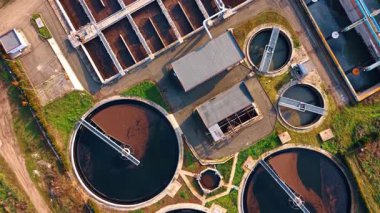 Kuş bakışı açısından atık su geri dönüşüm tesisi. Kanalizasyon yeniden kullanım için tedavi ediliyor.