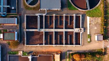 İnsan, büyük atık su havzasında yürür. İHA görüntülerinden kanalizasyon arıtma tesisi.