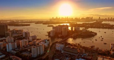 Altın batan güneş Biscayne Körfezi 'nin manzarasını birden fazla tekneyle kamaştırıyor. Miami, ABD 'de Brickell Key ile ilgili hava perspektifi.