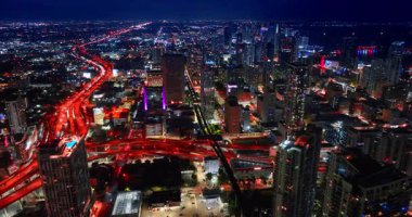 Büyük, hareketli bir kavşak ve otoyollar geceleri kırmızıya boyandı. Miami, Florida, ABD 'nin göz kamaştırıcı manzarasından insansız hava aracı görüntüleri..