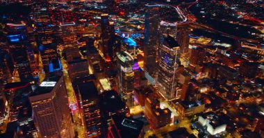 Modern Houston, Teksas, ABD 'nin merkezindeki yüksek binaların tepelerinde uçuyor. Işık saçan gece şehri manzarası..