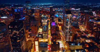 Houston, Teksas, ABD 'nin gece aydınlığı. Şehir merkezindeki aydınlık caddenin üzerindeki insansız hava aracı görüntüleri..