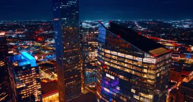Houston, Teksas, ABD şehir merkezindeki yüksek binaların etrafında uçuş. Gece aydınlık şehrin manzarası.
