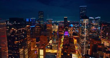 Teksas, Teksas 'ın çarpıcı şehir ışıkları. Şehir merkezindeki yüksek binaların insansız hava aracı görüntüleri..