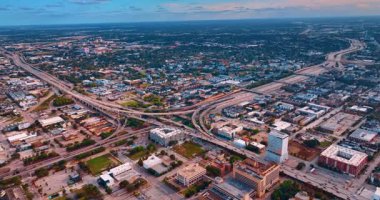 Houston, Teksas, ABD şehir manzarasındaki büyük kavşağa yaklaşıyoruz. Metropolis otobanlarında yüzlerce araba hareket ediyor. Hava görünümü.