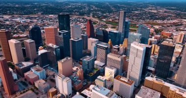 Modern Houston, Teksas, ABD şehir merkezindeki yüksek binaların çeşitliliği. İnsansız hava aracından gündüz şehir manzarası.
